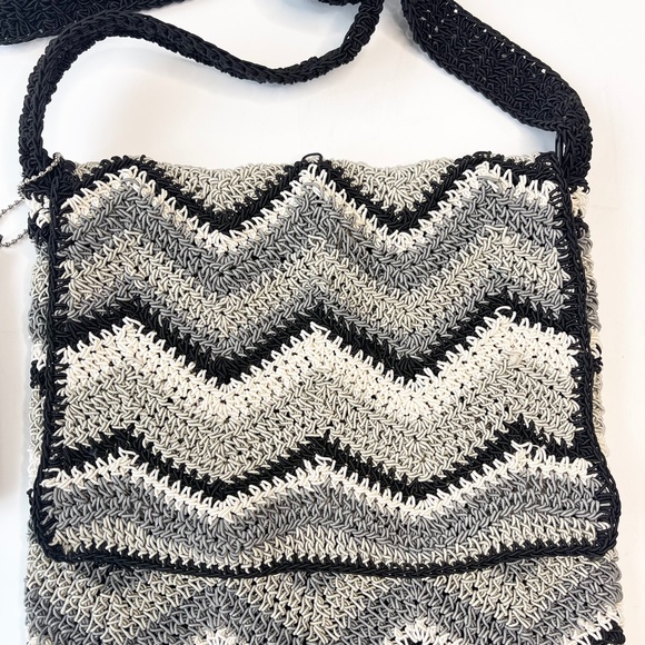 Crossbody Bag for Women Black and White Chevron Pattern Frankie & Johnnie - Picture 3 of 11